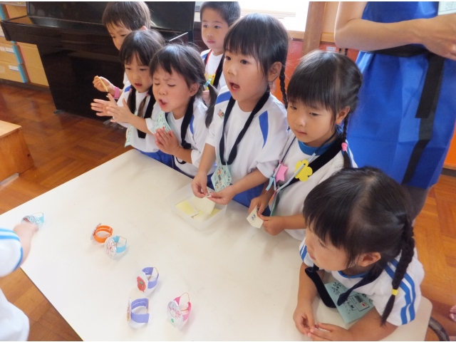 “いらっしゃいませ♪”
“うでわ　いりませんか？”