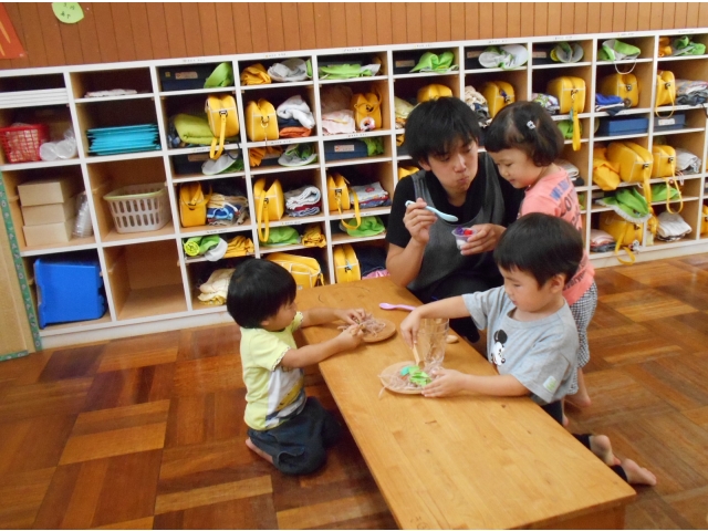 食べる時も真剣！