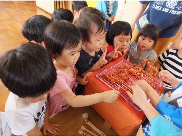 “2つください♡”
大人気のだんごやさん♪
(*^_^*)