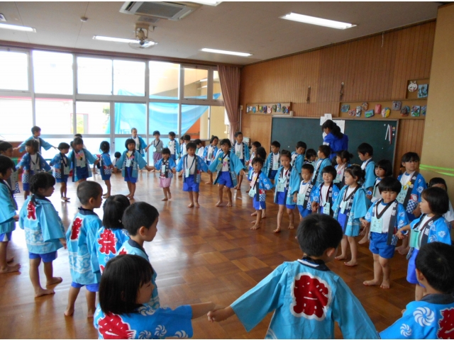 大きな輪をつくり
　　　　　おどります♪