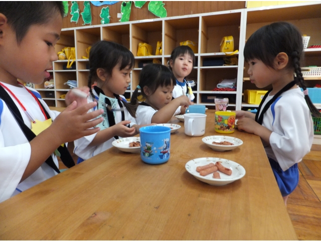 “パク…パク…”