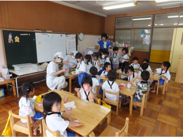 “やきそばください”
　　“はい、どうぞ♡”