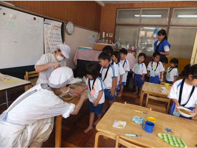 やきそばをもらうとシールをはってもらいます