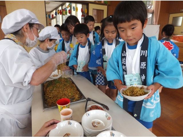 “大盛り焼きそば♪
　　うれしいな～♪”