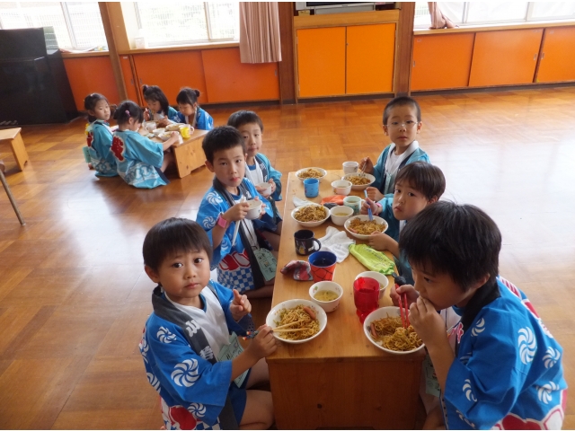 みんなで食べると　
　　　会話も弾みます♪
