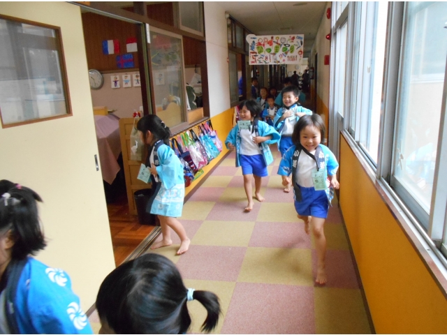 “お店が　開店しました～”
