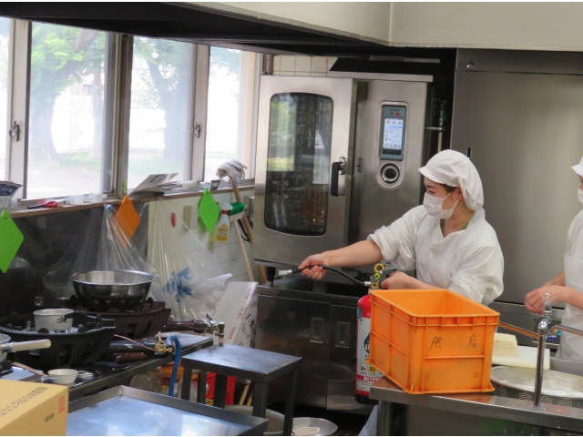 給食の先生、消火してます。