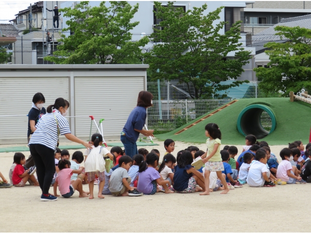 幼児さんは2列に並んでいます。