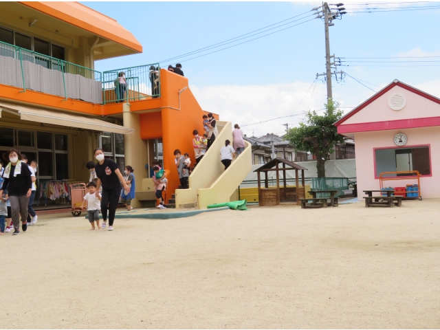 乳児さんは先生に抱っこされてます。