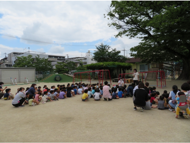 避難後、園長先生の話を聞いています。