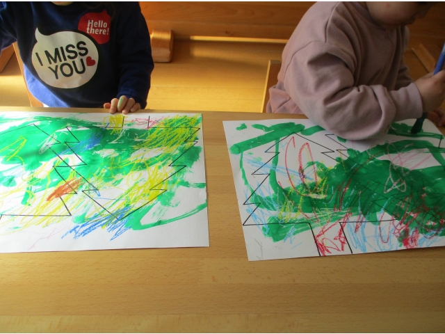 その後に緑の絵の具を使って塗りました！クレパスの所ははじいてとってもきれい！子どもたちも「みて～絵出てる」と驚いている姿も見られました♪