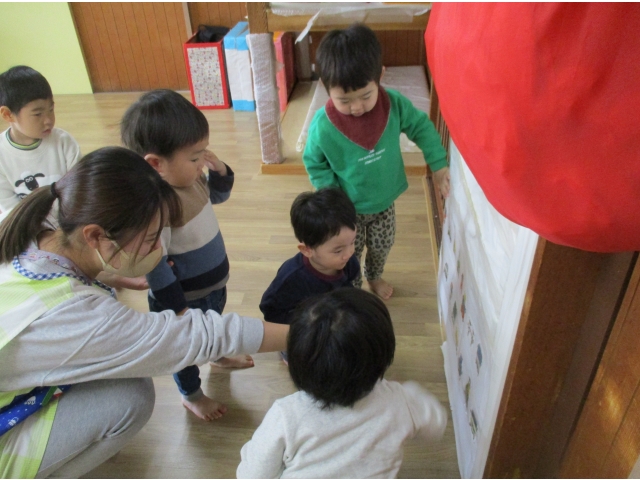 みんな集まって見入ってます。