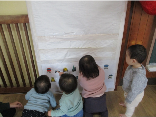 夕刻保育ではひよこ組さんも見てくれてます。