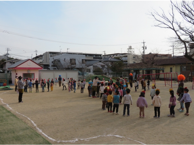 園長先生から節分についてのお話を聞きます