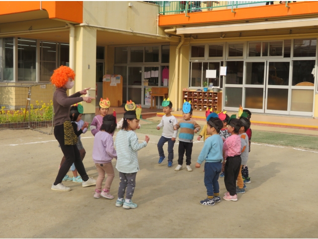 友だちと“オニのパンツ”を楽しく歌います