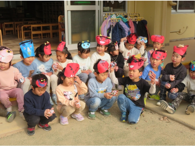 新聞紙の豆を持って準備完了!