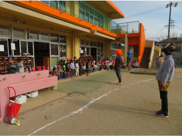 園長先生の合図でオニに豆をまきます