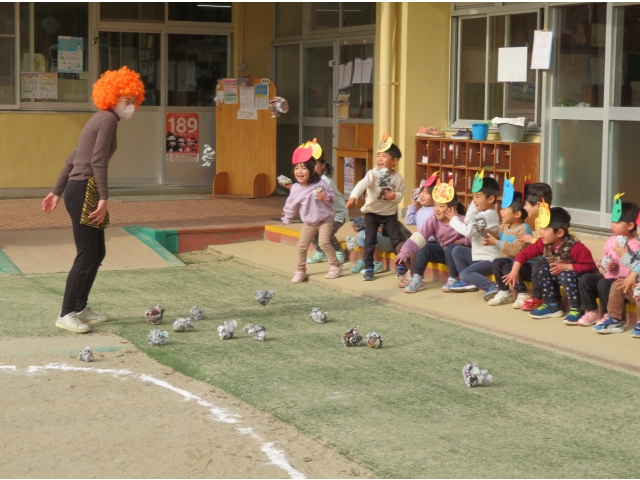 鬼に扮した先生めがけて!