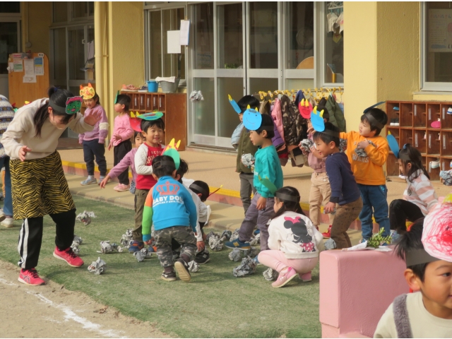 豆を投げては拾って…