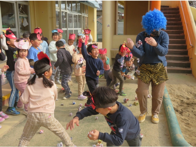 “おには～そと!”“ふくは～うち!”