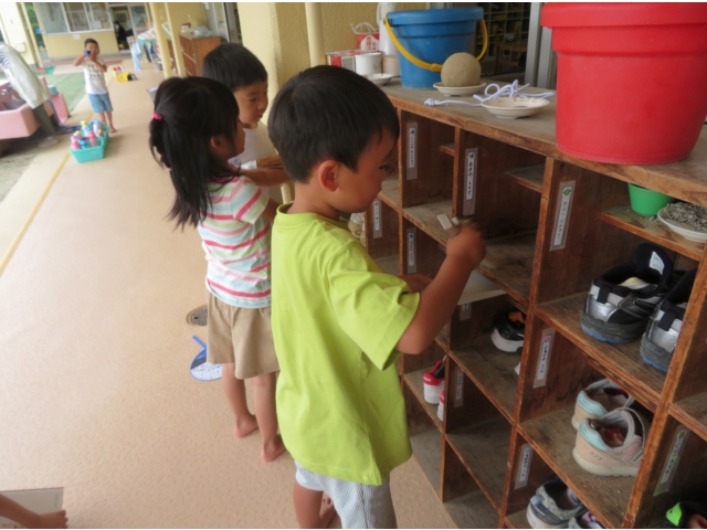 靴箱をきれいにお掃除♪