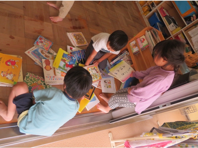 絵本棚の絵本も綺麗に並べ直すよ