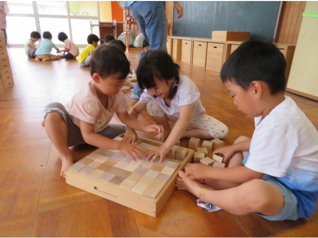　まずは友だちと協力して積み木を箱から出します。