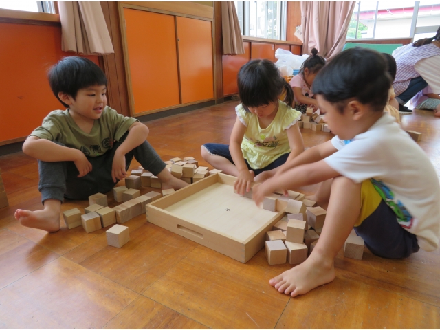 　箱を裏返して積み木を並べていきます。