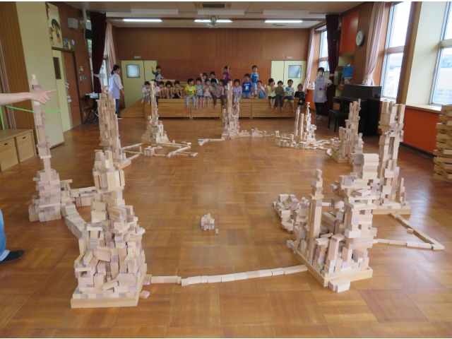 　みんなのアイデアでお城を道で繋げて、こんなにステキな街になりました。
