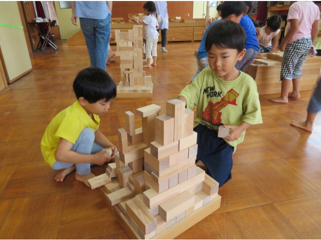 　大きさの違う積み木を積んでお城を作ります。