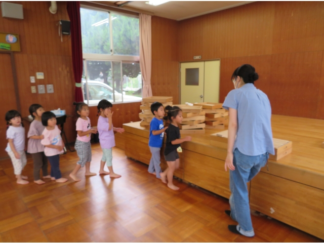 　おかわりの積み木をもらいに行きます。