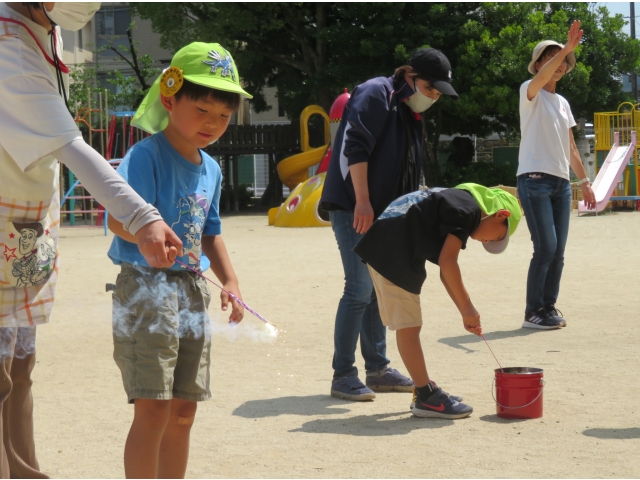 職員に見守られながら順番に…