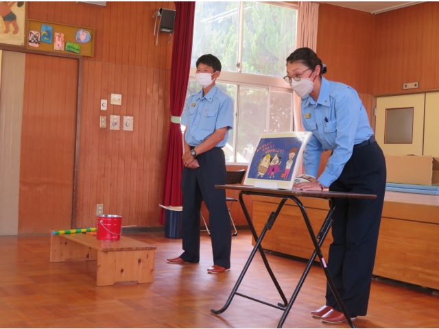 始めは紙芝居です