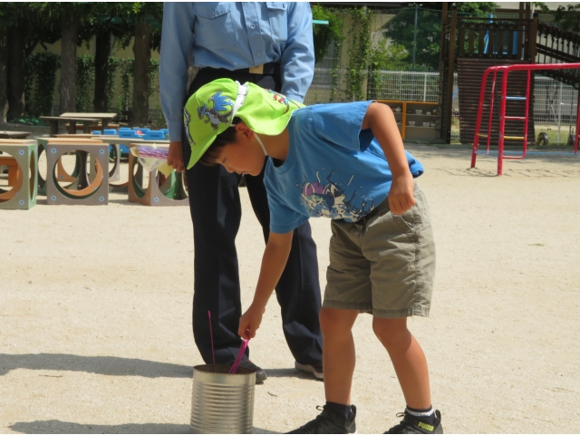 水に付けて火が消えたか確認です!
