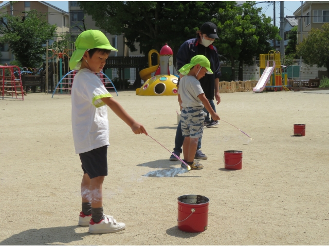 火が付いたらできるだけ離れた所を持ちます