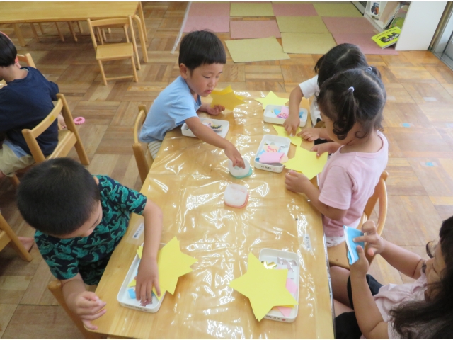 織姫様と彦星様をお星さまに貼ります。