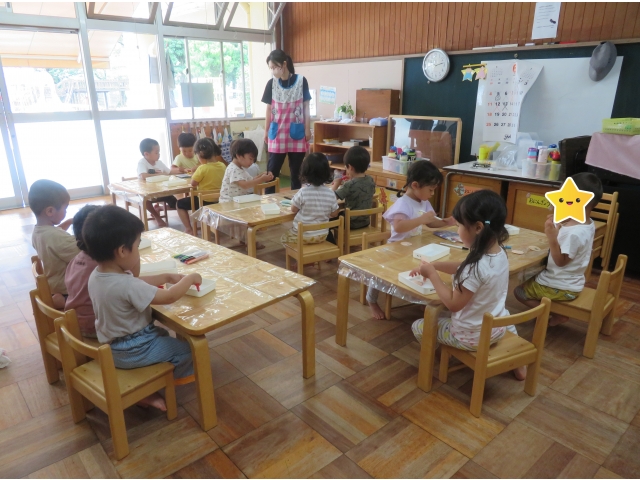 まずはお顔を描きます。すてきなお顔が描けたかな？