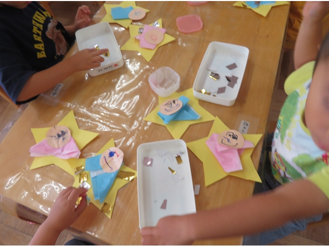 キラキラは、はさみを使って切りました。