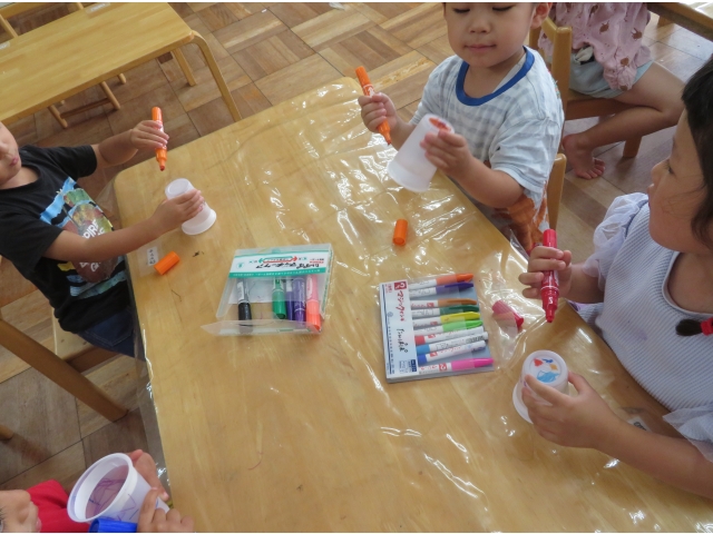 ロケットに好きな模様を描きます。