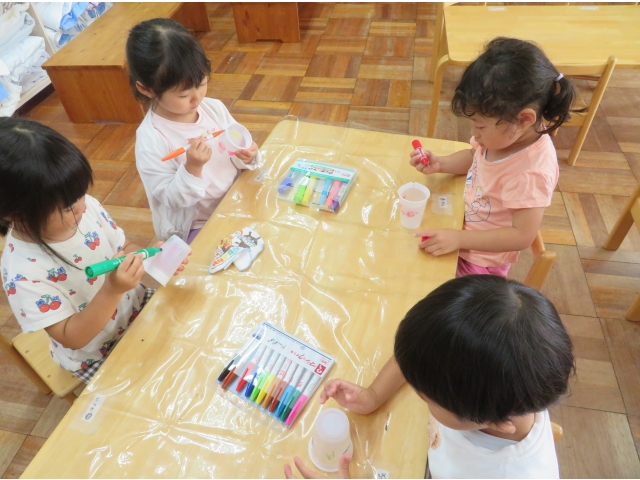 ペンは譲り合って使います。