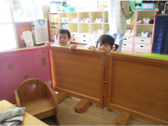 　保育者が給食の準備をしていると…