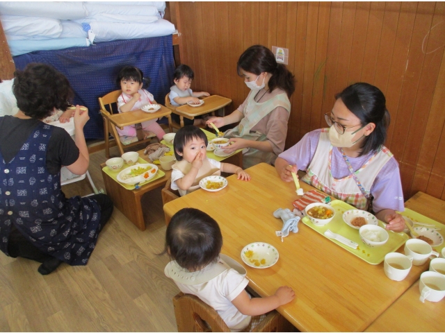 　「いただきます」をすると嬉しそうに食べています♪