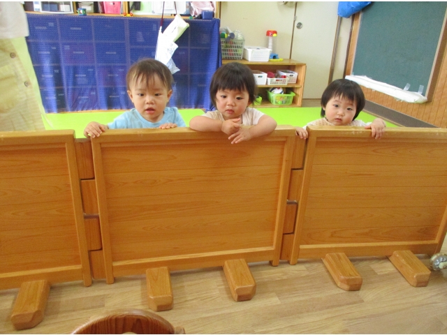 給食コーナーに集まってくる子どもたち。