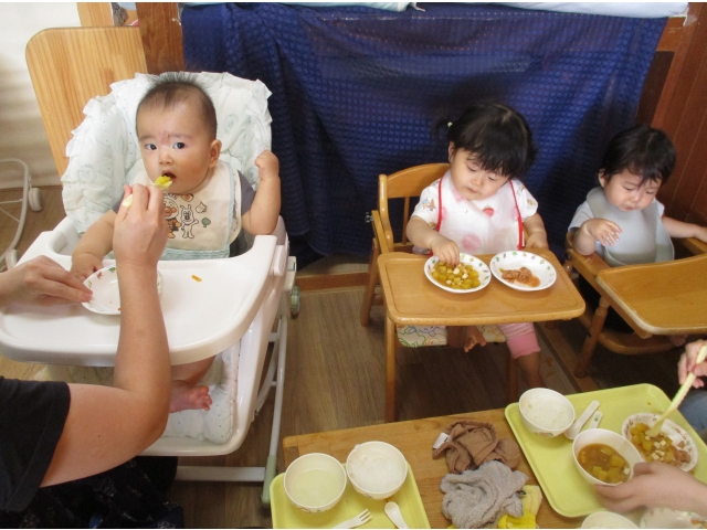 保育者に食べさせてもらったり…