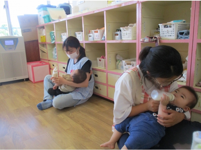 ミルクをぐびぐび飲んでいます。