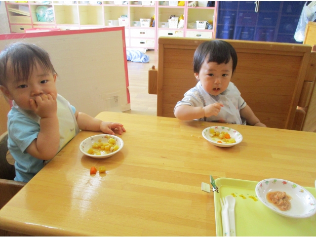 　手づかみで食べたり…