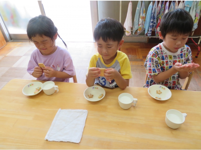 　短冊クッキーを手にのせて、一生懸命お願いをしています☆彡