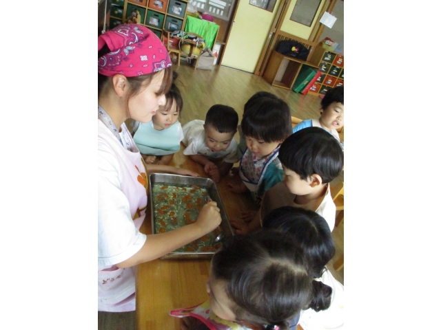 「ゼリーの金魚さん、つかまえられるかな。」保育者がやってみます。