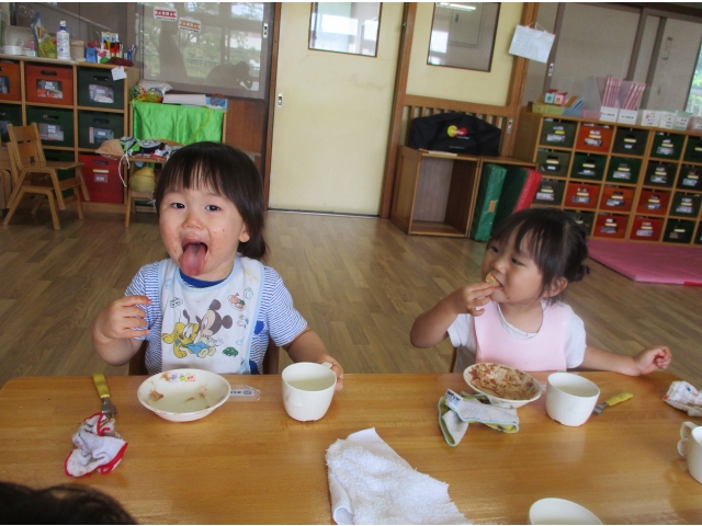 お口についたクリームまでぺろり。