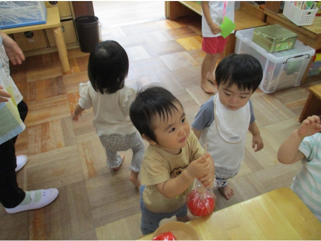 りんごあめ貰って嬉しいな♡